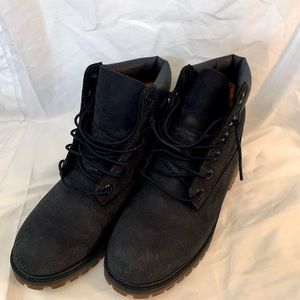 Navy blue timberland. Woman’s 7.5. Kids size 6.